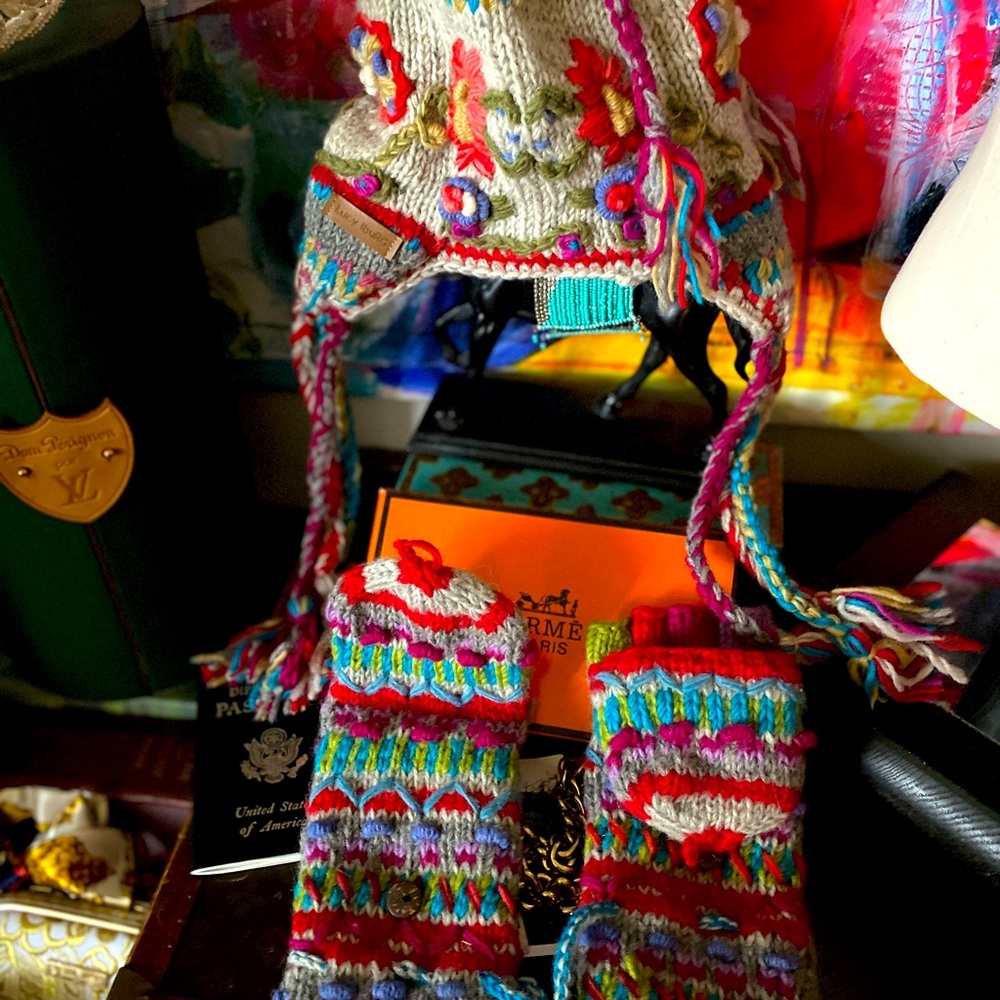 Sweetest LUCY IBURG colorful Wool handcrafted in Peru Hat Mitten SET Accessory